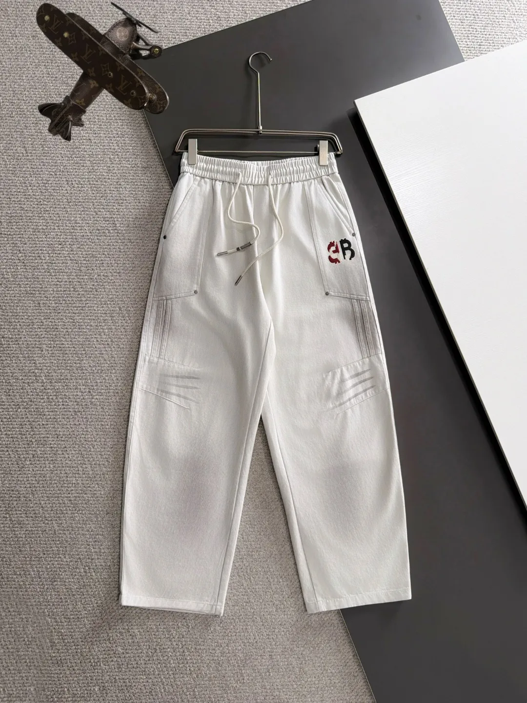 Next day shipment P195 Balenciaga High Quality 2026 Autumn and Winter New Arrival elastic band casual pants, counter-customized fabrics, Breathable, high comfort, impeccable details, brand element design concept, reflecting high quality. It feels delicate and soft! It presents a casual cut and the upper body shape is great! Sizes:S-3XL